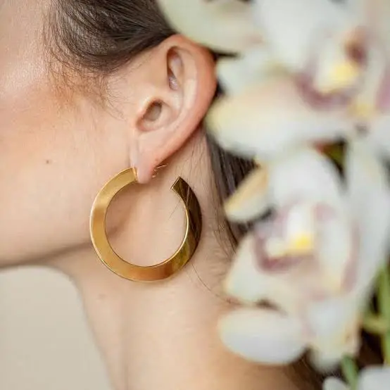 Flat shape open hoop gold earring 
