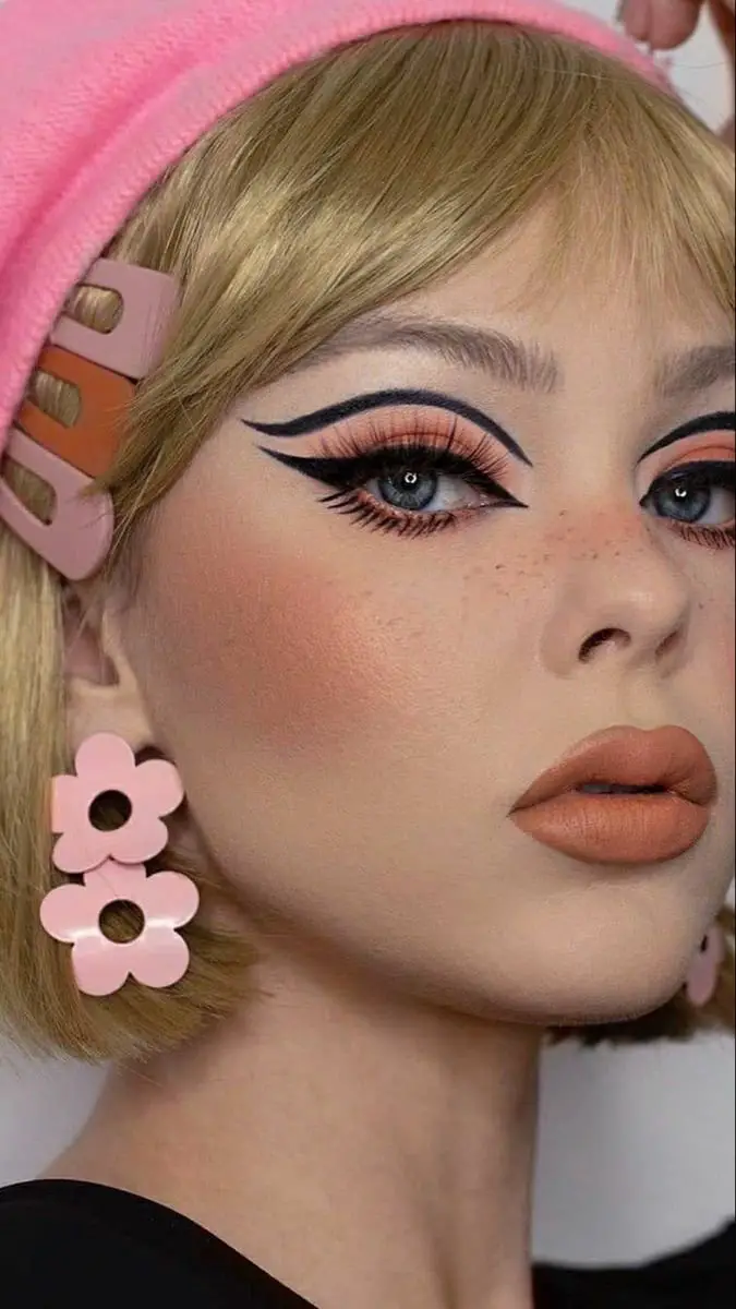 Twiggy-Inspired 70s Makeup Look - Curvy Girl Journal