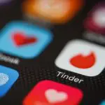 online dating scam tinder swindler (1)