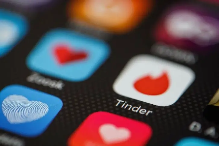 online dating scam tinder swindler (1)