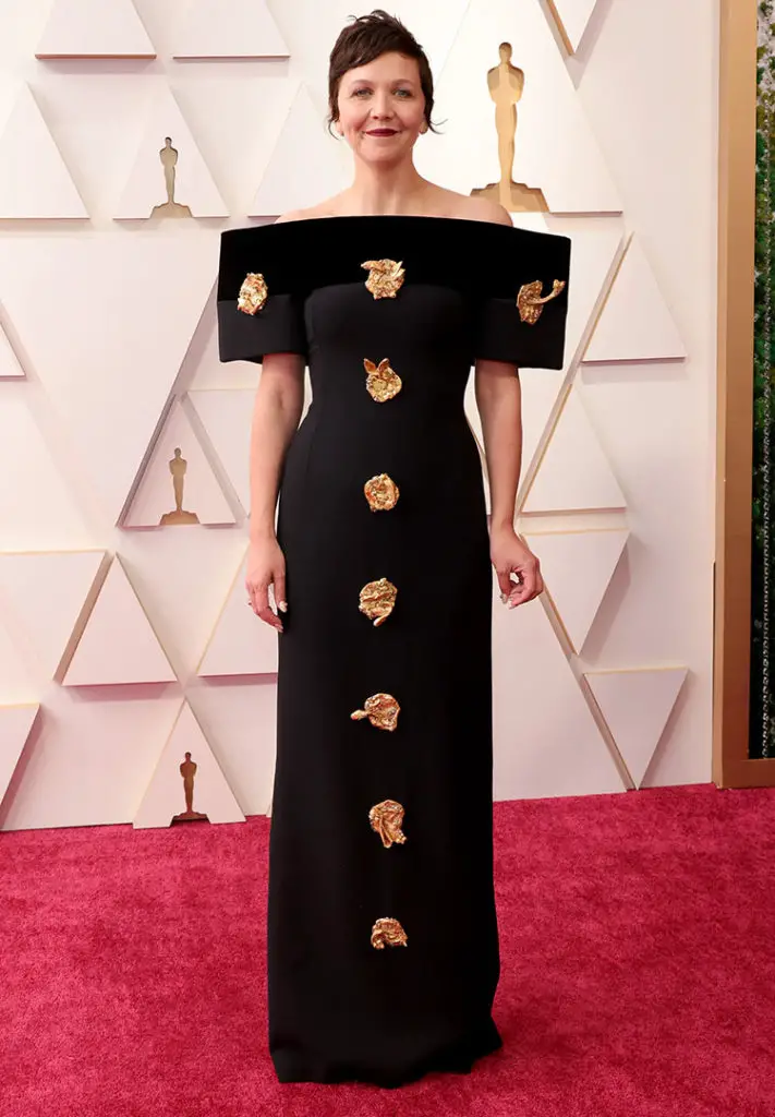 Maggie-Gyllenhaal-Wore-Schiaparelli-Haute-Couture-To-The-2022-Oscars